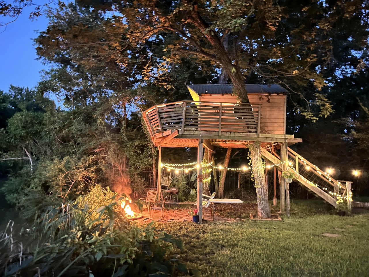 Gorgeous Tree House Rental with Lake Views for Glamping in Texas