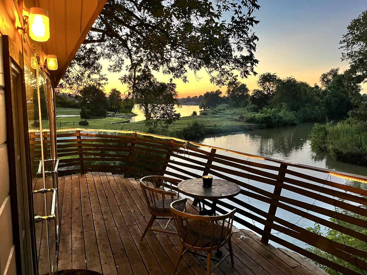 Gorgeous Tree House Rental with Lake Views for Glamping in Texas