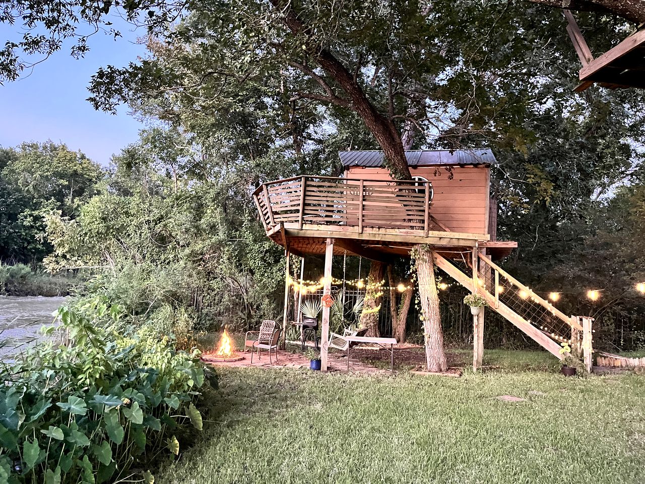 Gorgeous Tree House Rental with Lake Views for Glamping in Texas