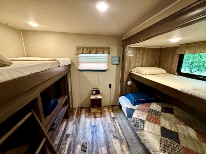 Caravans (United States of America, Marble Falls, Texas)