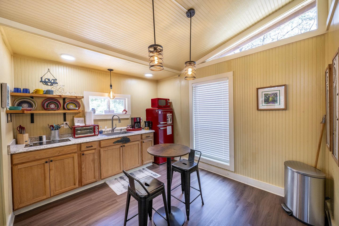 Adorable Cabin Rental Ideal for a Romantic Getaway with Guadalupe River Access in Texas!