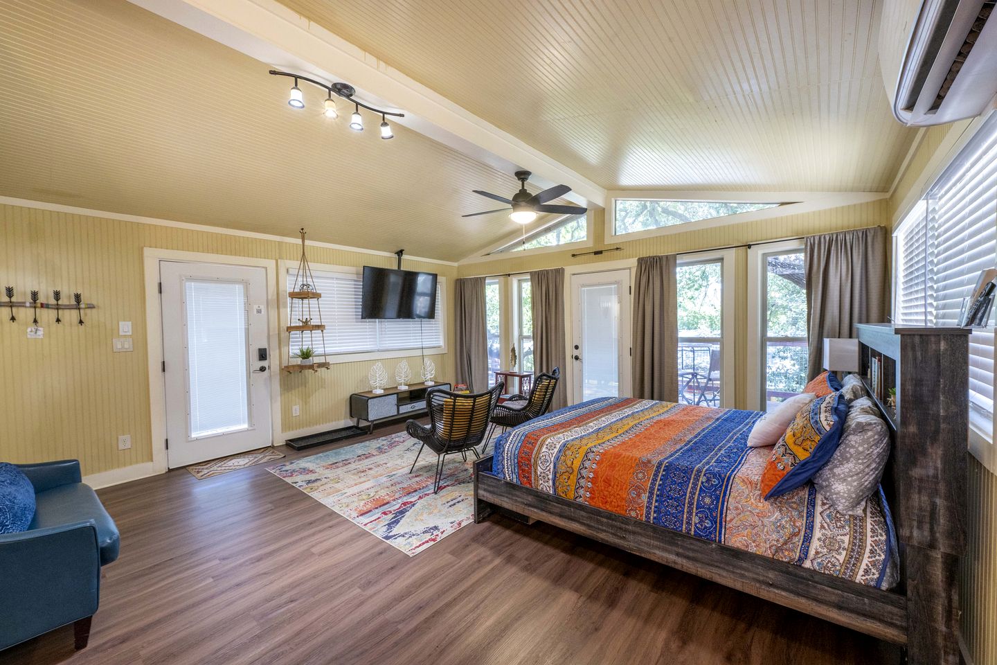 Adorable Cabin Rental Ideal for a Romantic Getaway with Guadalupe River Access in Texas!