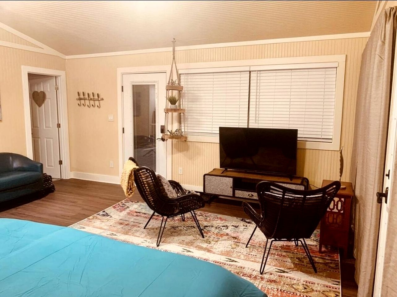 Adorable Cabin Rental Ideal for a Romantic Getaway with Guadalupe River Access in Texas!