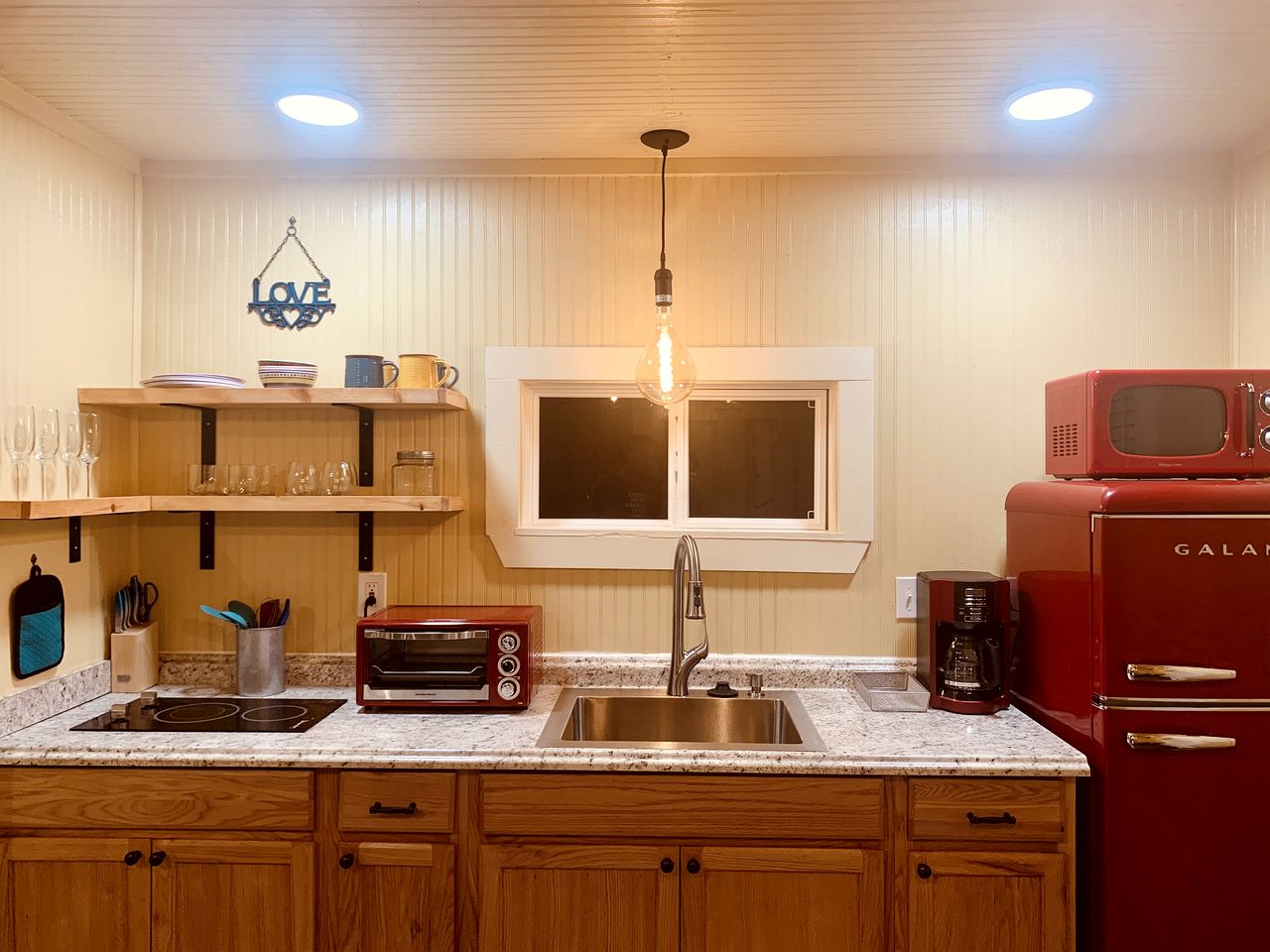 Adorable Cabin Rental Ideal for a Romantic Getaway with Guadalupe River Access in Texas!