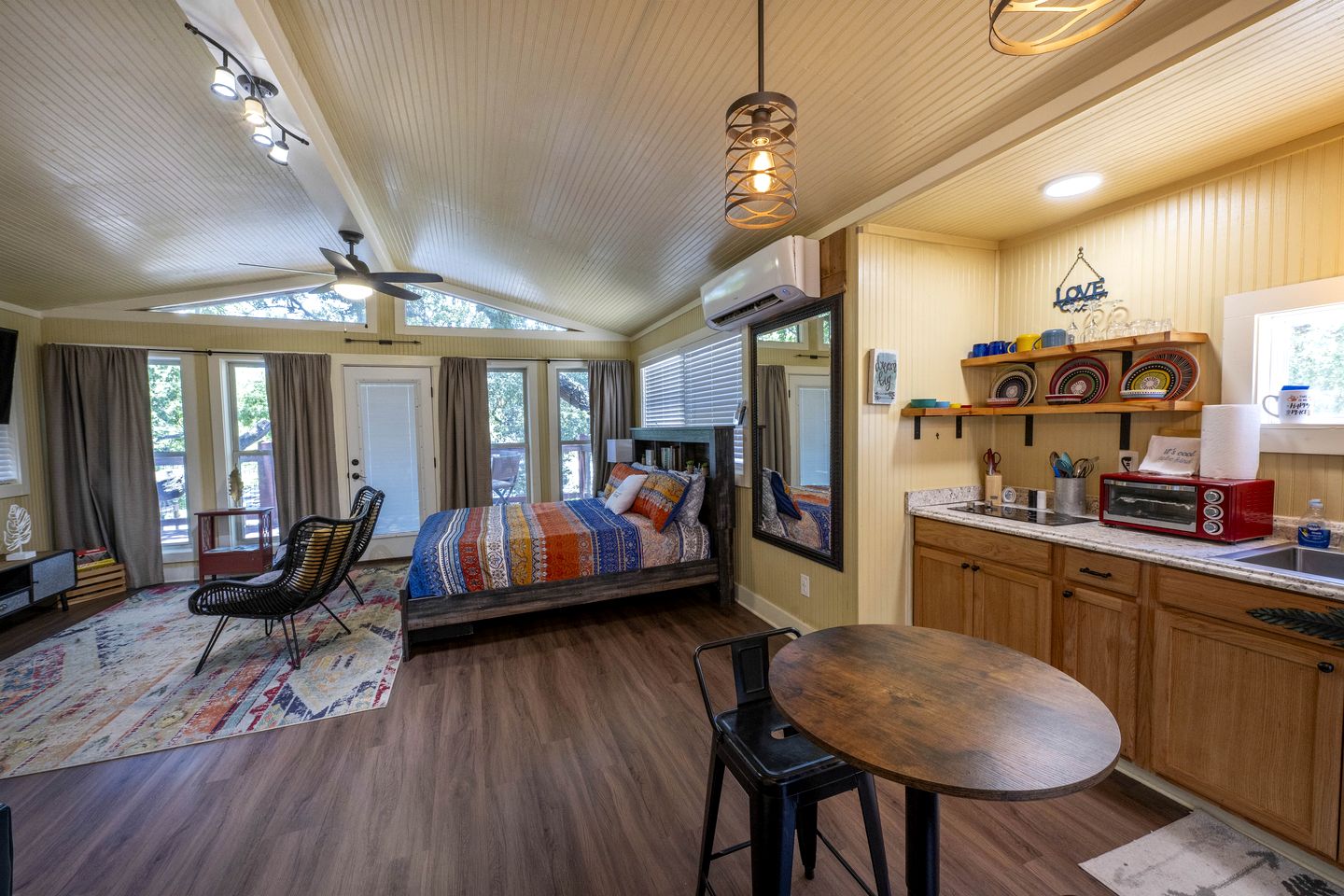 Adorable Cabin Rental Ideal for a Romantic Getaway with Guadalupe River Access in Texas!