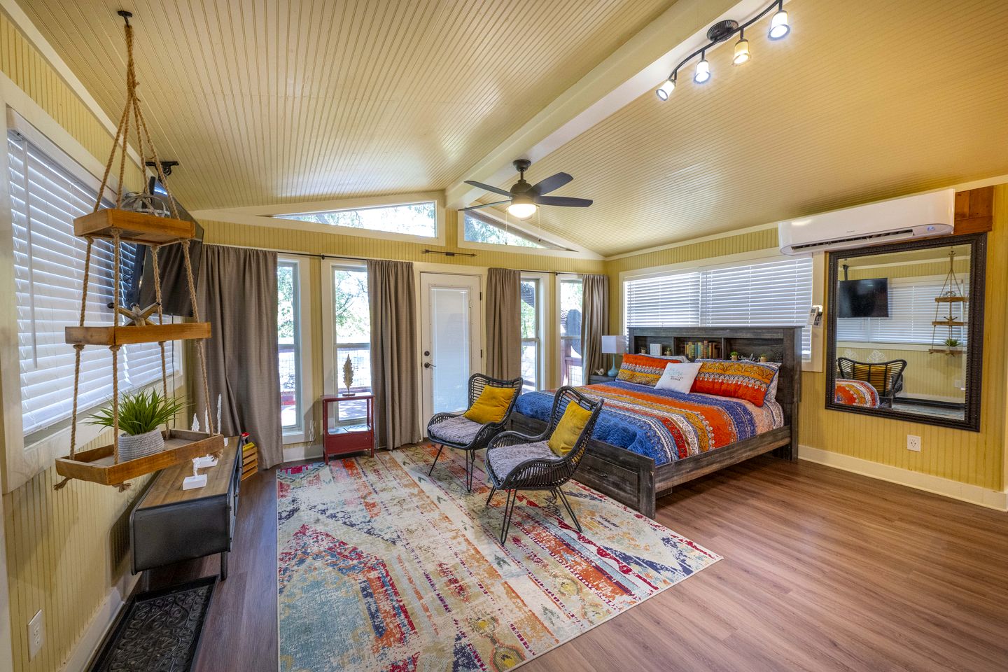 Adorable Cabin Rental Ideal for a Romantic Getaway with Guadalupe River Access in Texas!