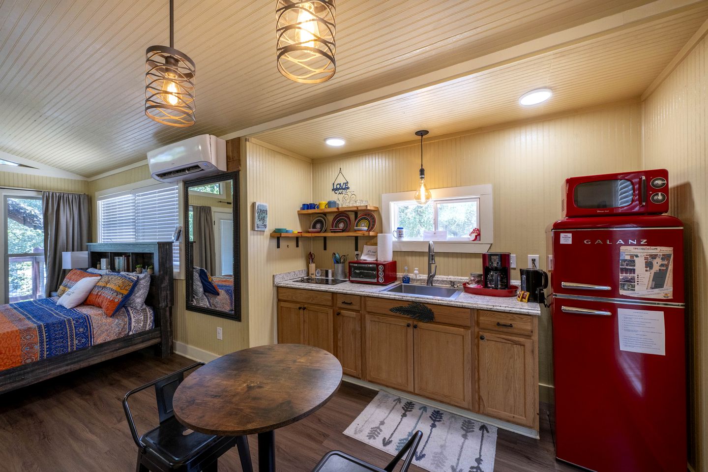 Adorable Cabin Rental Ideal for a Romantic Getaway with Guadalupe River Access in Texas!