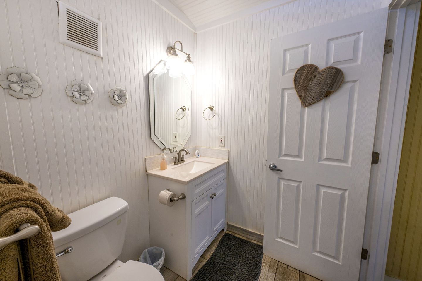 Adorable Cabin Rental Ideal for a Romantic Getaway with Guadalupe River Access in Texas!