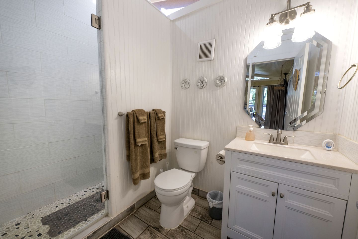 Adorable Cabin Rental Ideal for a Romantic Getaway with Guadalupe River Access in Texas!