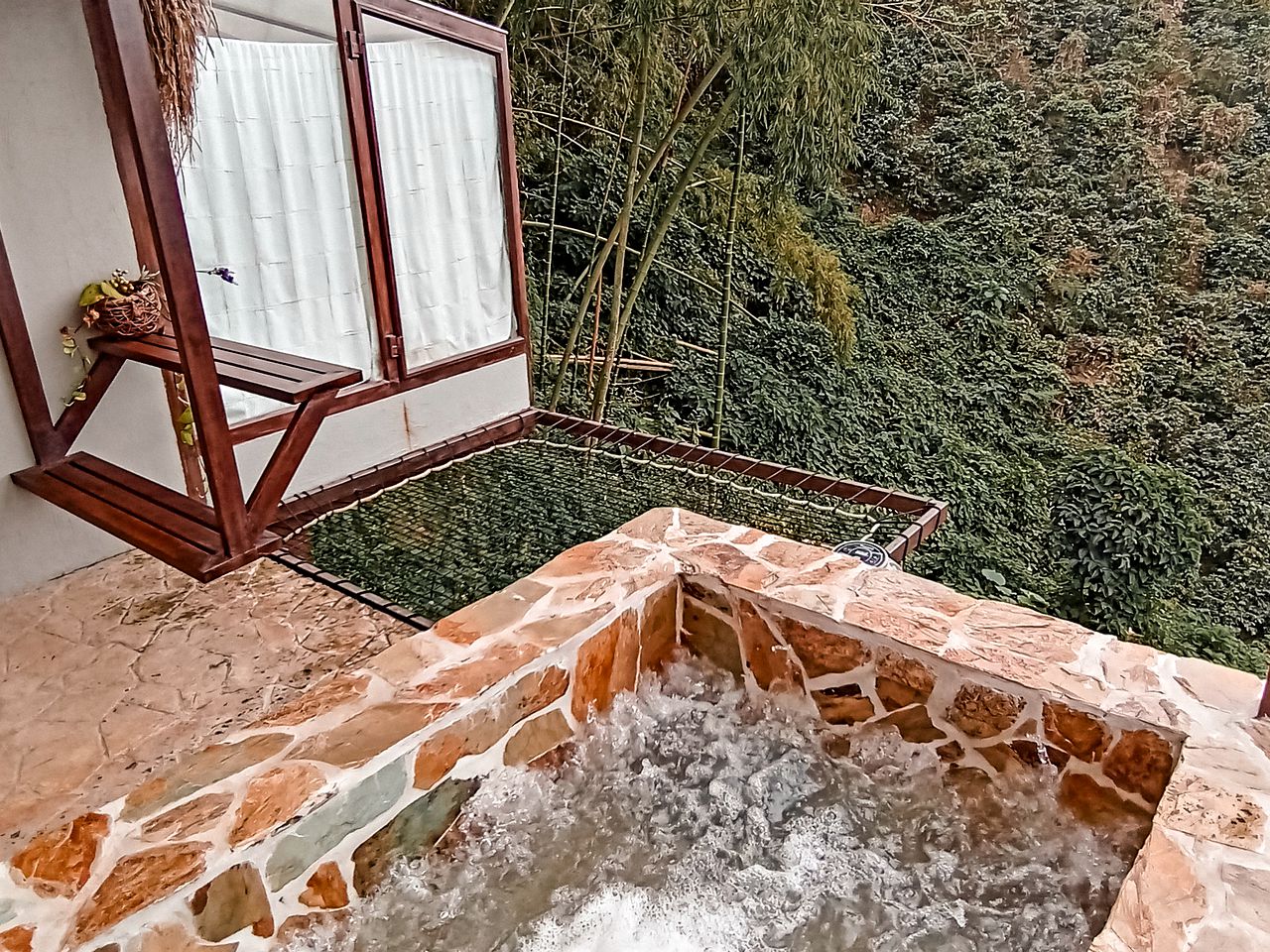 Cozy Hut makes for a Stunning Colombian Retreat