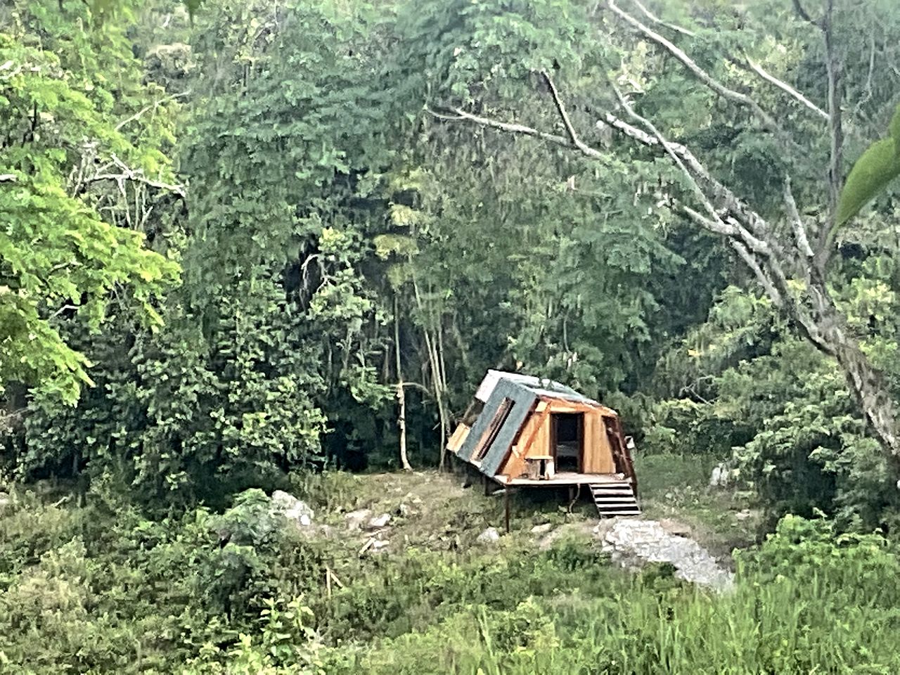 Cozy Colombian Hut for a Remote Mountainside Vacation