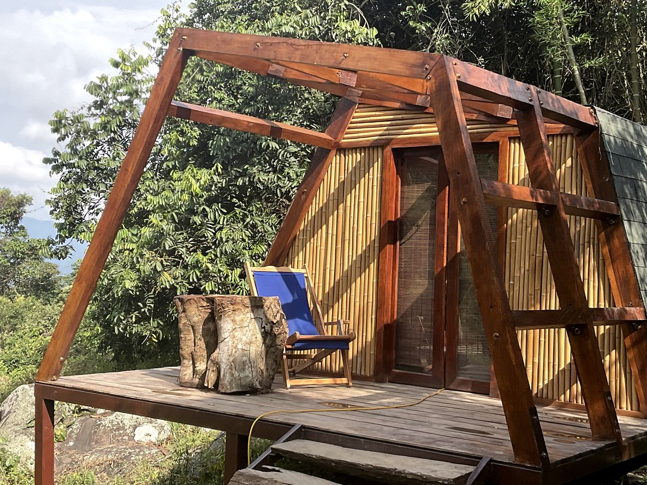 Cozy Colombian Hut for a Remote Mountainside Vacation