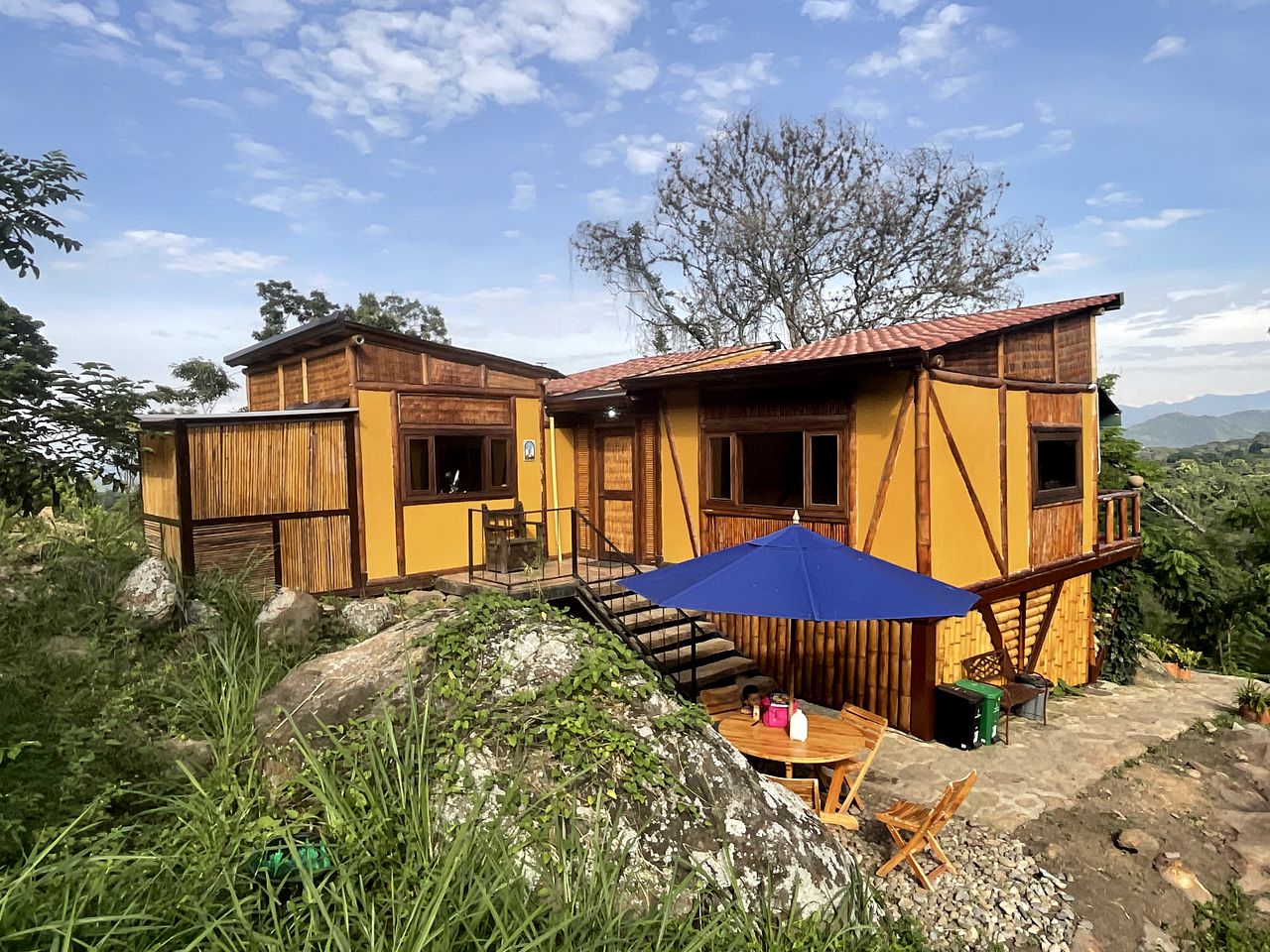 Cozy Colombian Hut for a Remote Mountainside Vacation