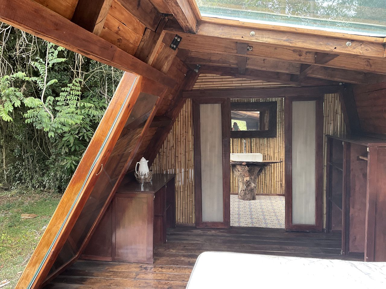 Cozy Colombian Hut for a Remote Mountainside Vacation