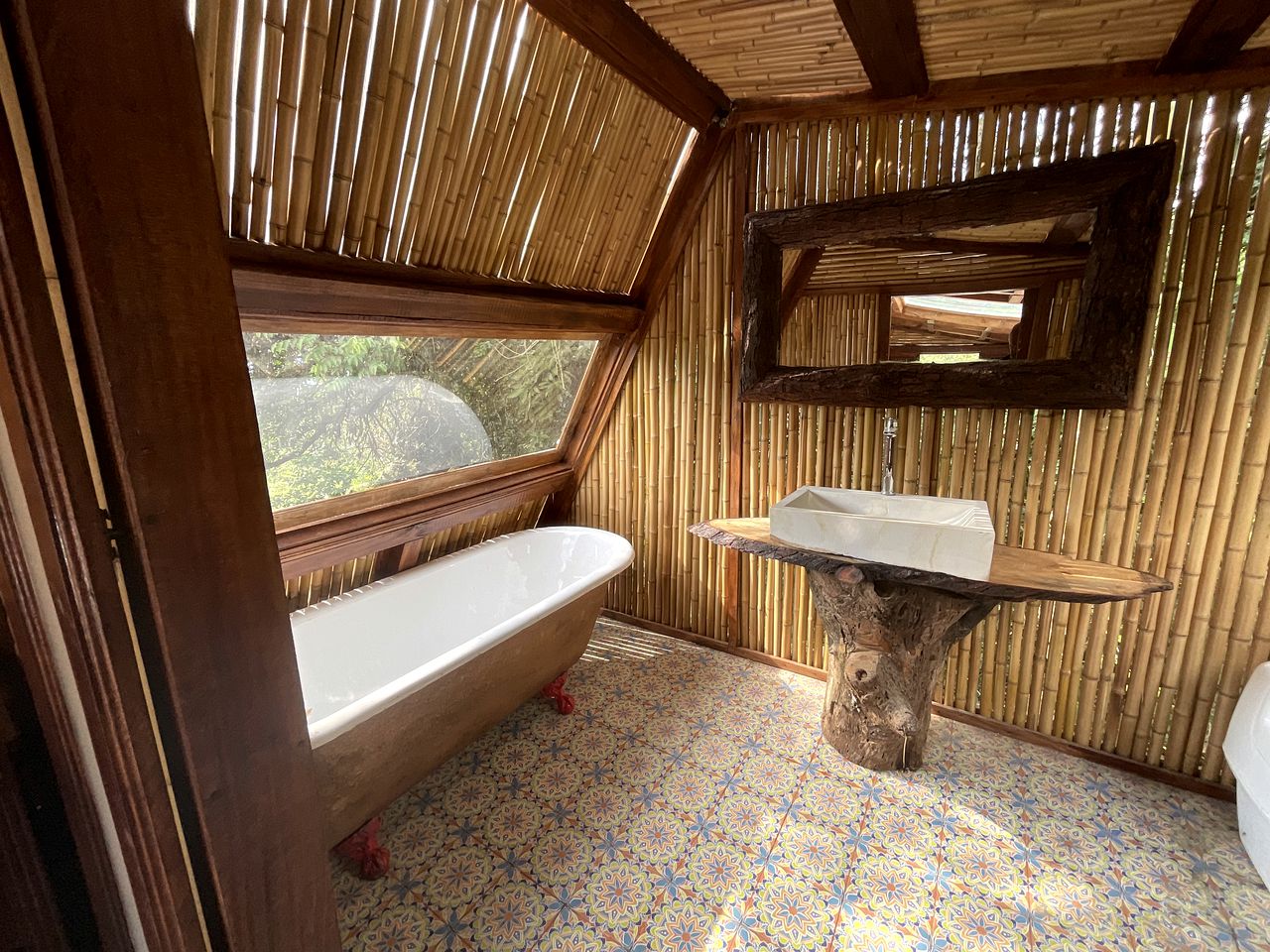 Cozy Colombian Hut for a Remote Mountainside Vacation