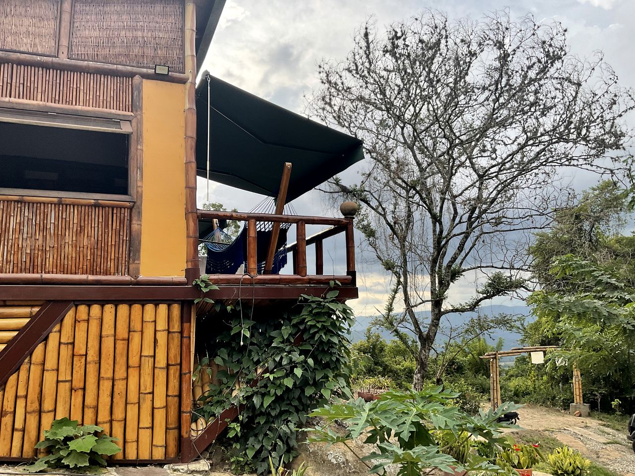 Cozy Colombian Hut for a Remote Mountainside Vacation