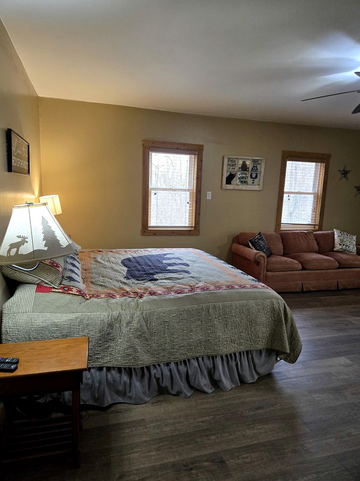 Charming Cozy Chalet on a Hill by the Cedar River in Letts, Iowa