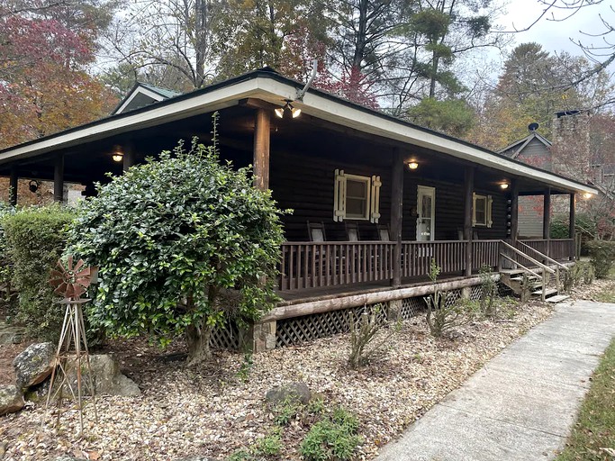 Rustic Log Cabin Rental near Chattahoochee National Forest, Georgia