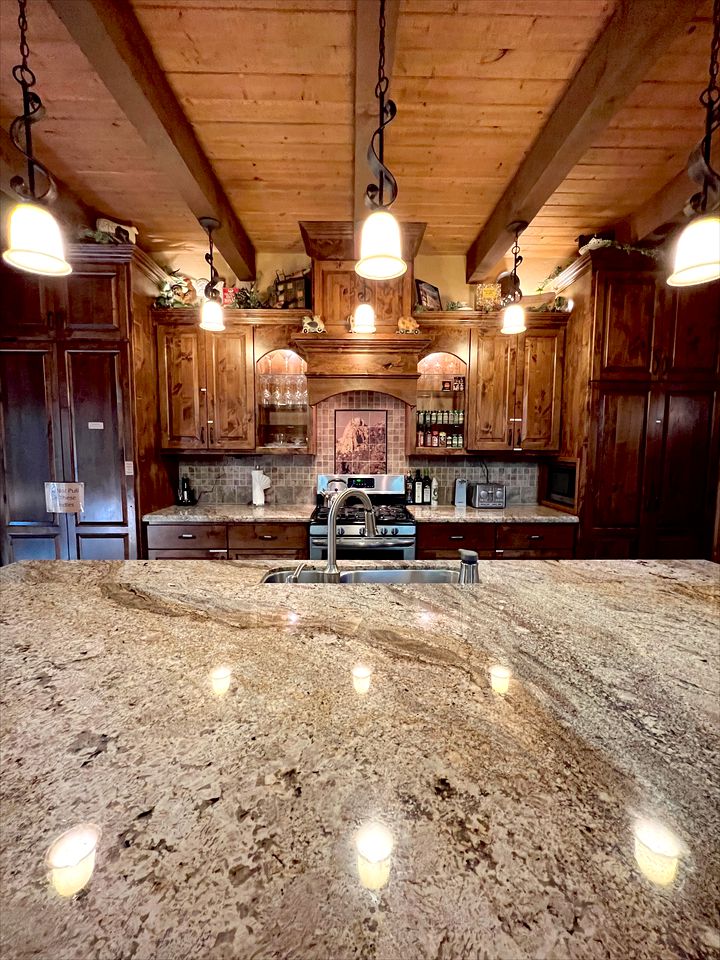 Stunning Log Cabin Retreat for Forest Glamping Escapes in Idyllwild, California