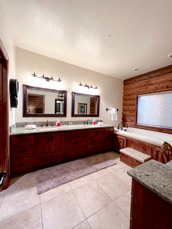 Stunning Log Cabin Retreat for Forest Glamping Escapes in Idyllwild, California