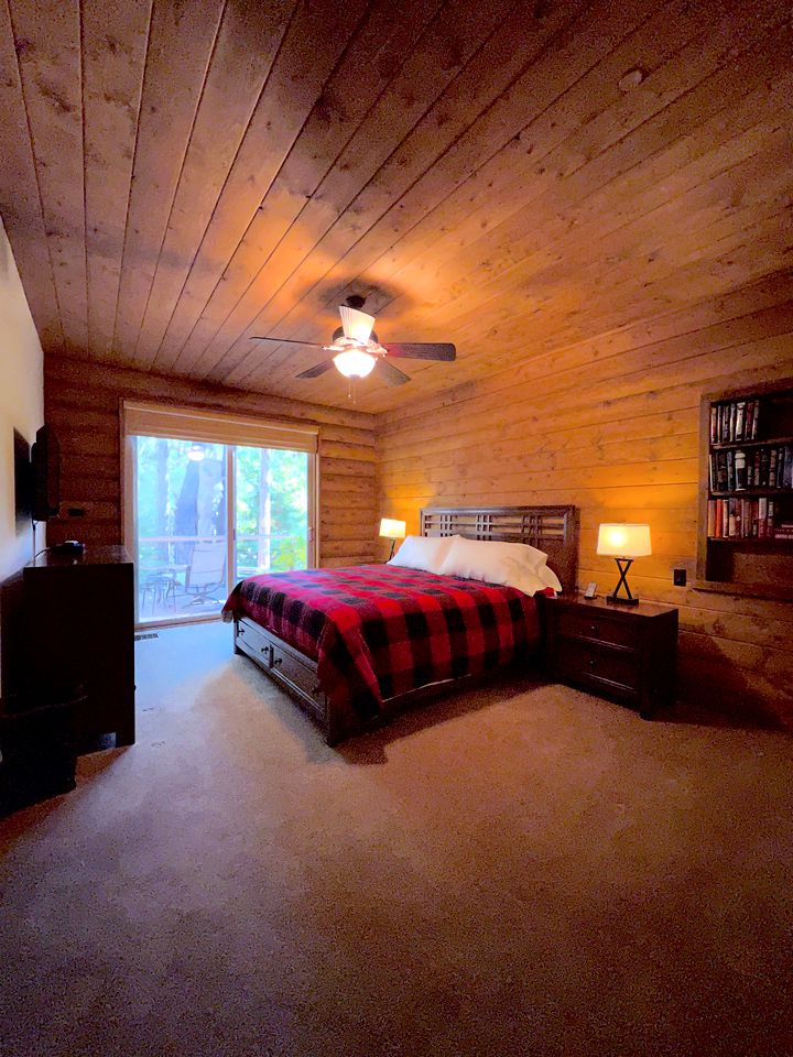 Stunning Log Cabin Retreat for Forest Glamping Escapes in Idyllwide, California