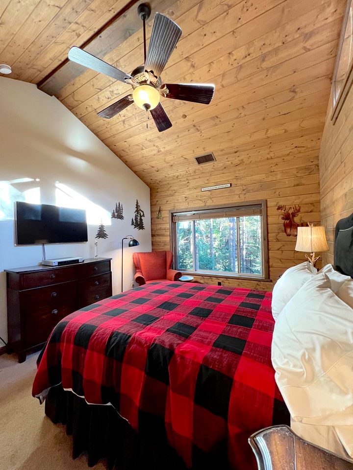 Stunning Log Cabin Retreat for Forest Glamping Escapes in Idyllwild, California