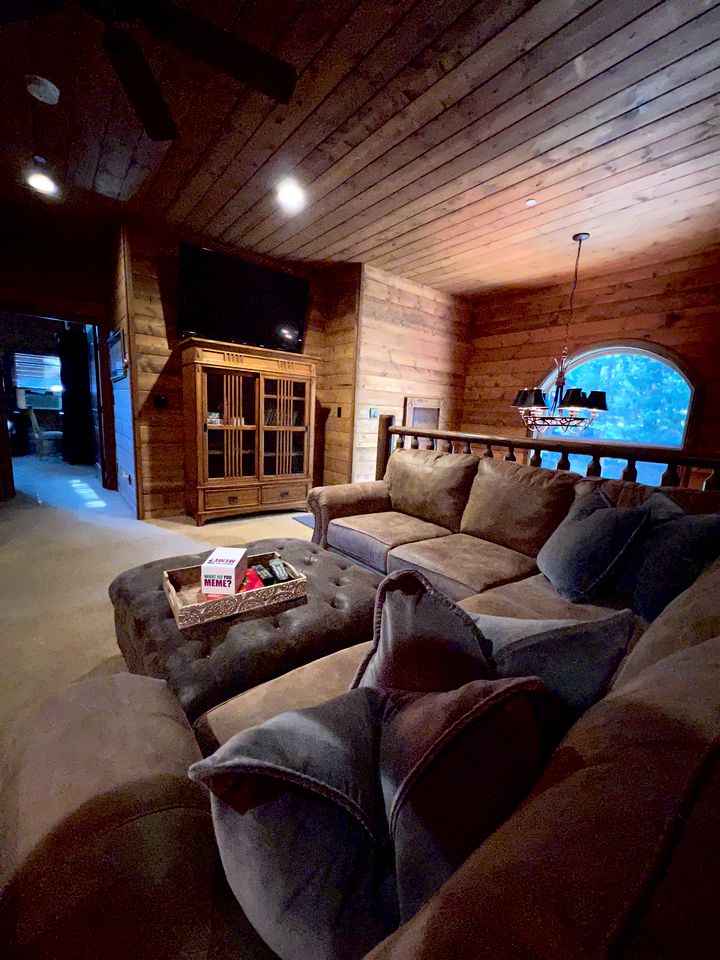 Stunning Log Cabin Retreat for Forest Glamping Escapes in Idyllwild, California