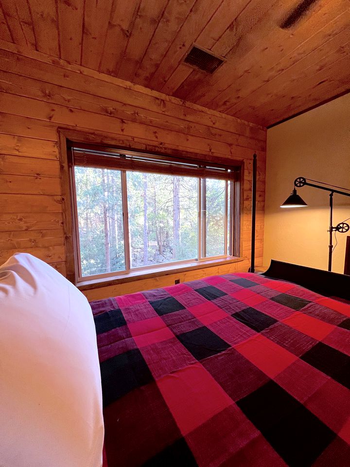 Stunning Log Cabin Retreat for Forest Glamping Escapes in Idyllwild, California