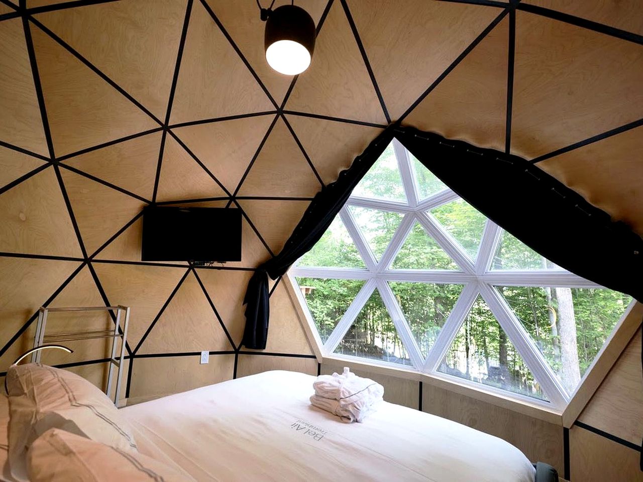 Mont Tremblant Glamping Dome with Lake Access and Sauna