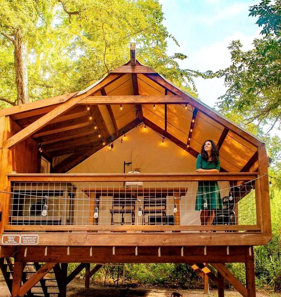 Creekside Cabin with a Hot Tub for a Texas Glamping Holiday in Geronimo