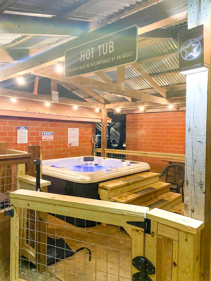 Creekside Cabin with a Hot Tub for a Texas Glamping Holiday in Geronimo