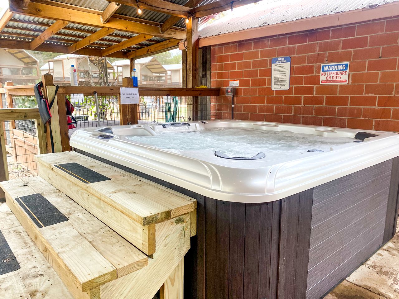 Creekside Cabin with a Hot Tub for a Texas Glamping Holiday in Geronimo