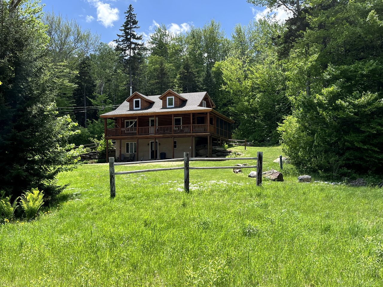 Luxury Pet-Friendly Cabin for Relaxing Family Glamping in Dover, Vermont