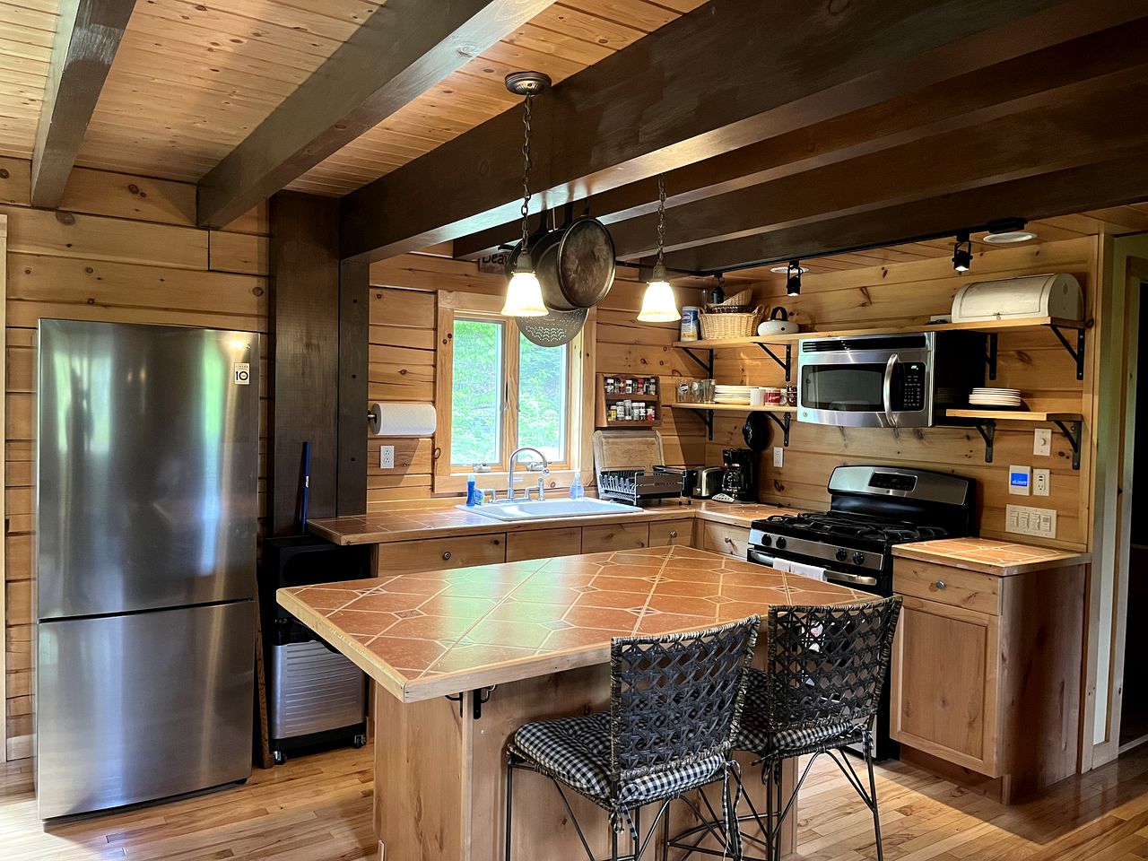 Luxury Pet-Friendly Cabin for Relaxing Family Glamping in Dover, Vermont