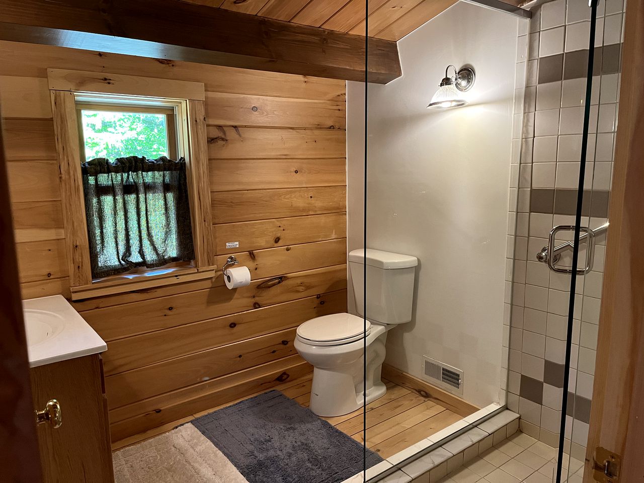 Luxury Pet-Friendly Cabin for Relaxing Family Glamping in Dover, Vermont