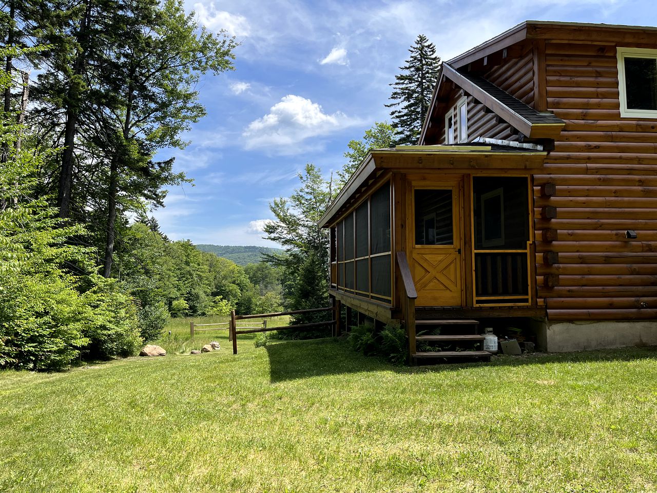 Luxury Pet-Friendly Cabin for Relaxing Family Glamping in Dover, Vermont