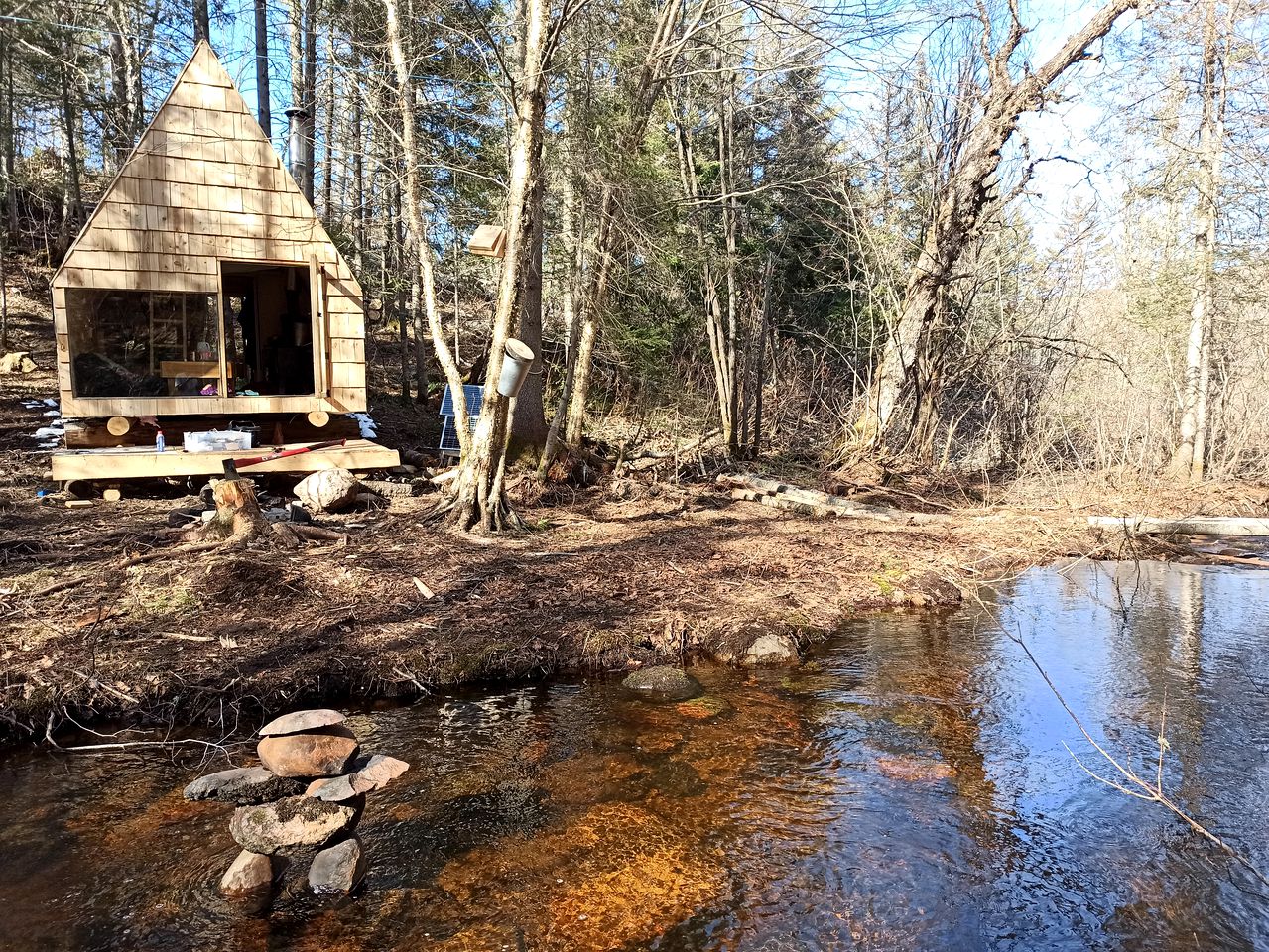 Petite cabine rustique prêt d'un ruisseau, Tiny Houses, Rivière