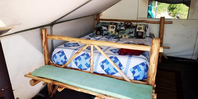 Floating Homes (Canada, Yellowknife, Northwest Territories)