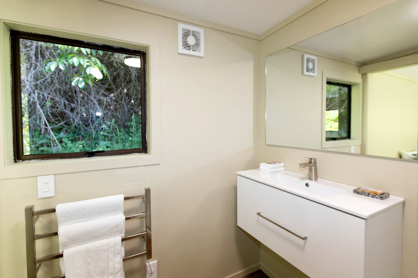 Deluxe Room Rental with Forest Views in Rangitikei District, North Island