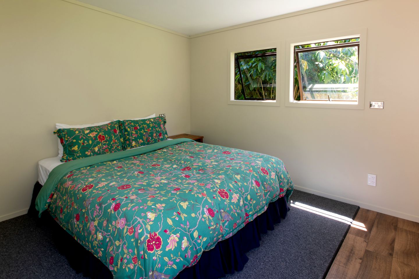 Deluxe Room Rental with Forest Views in Rangitikei District, North Island