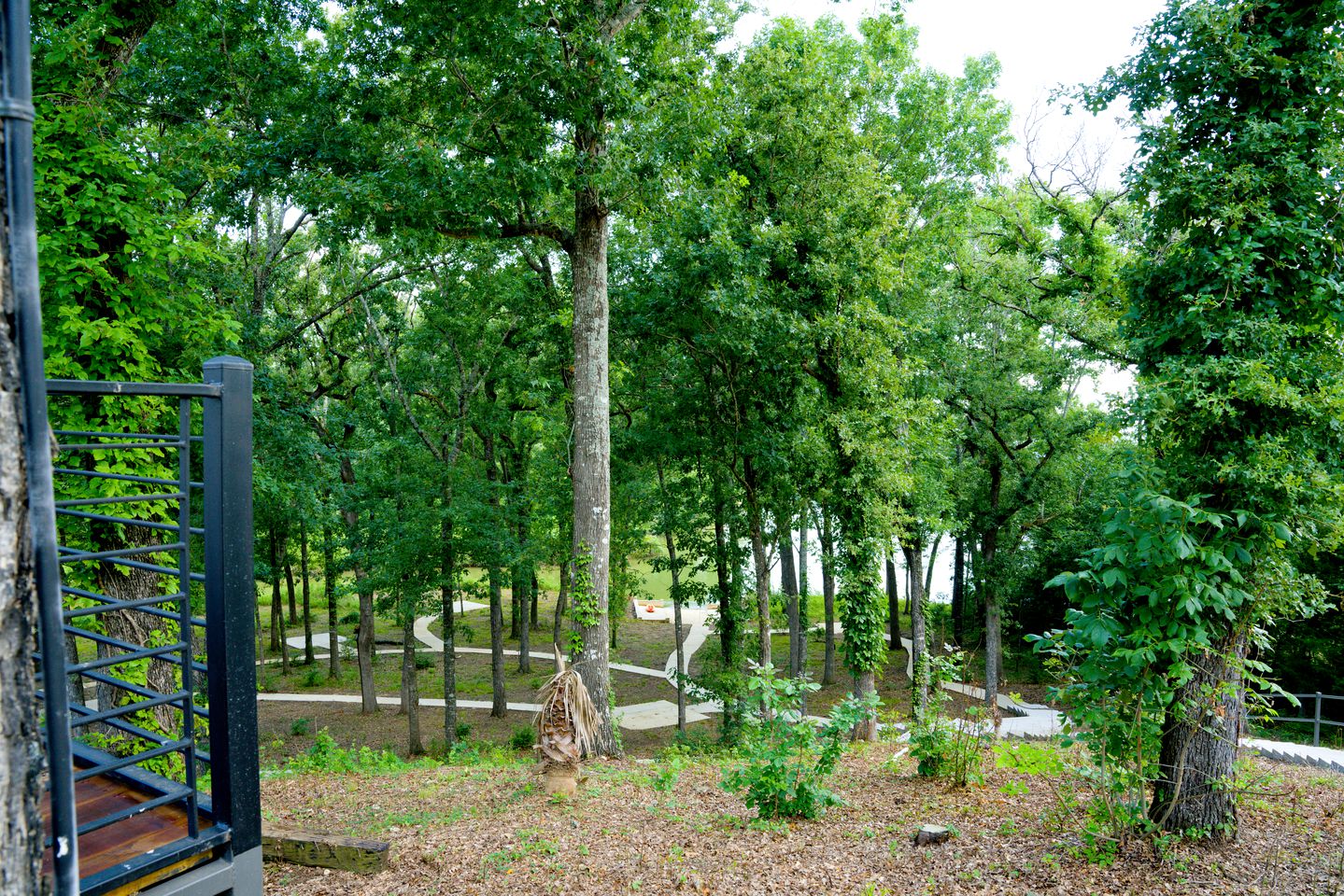 Secluded Glamping Lake House on 30 Acres, Ideal for Family and Friends in Streetman, Texas