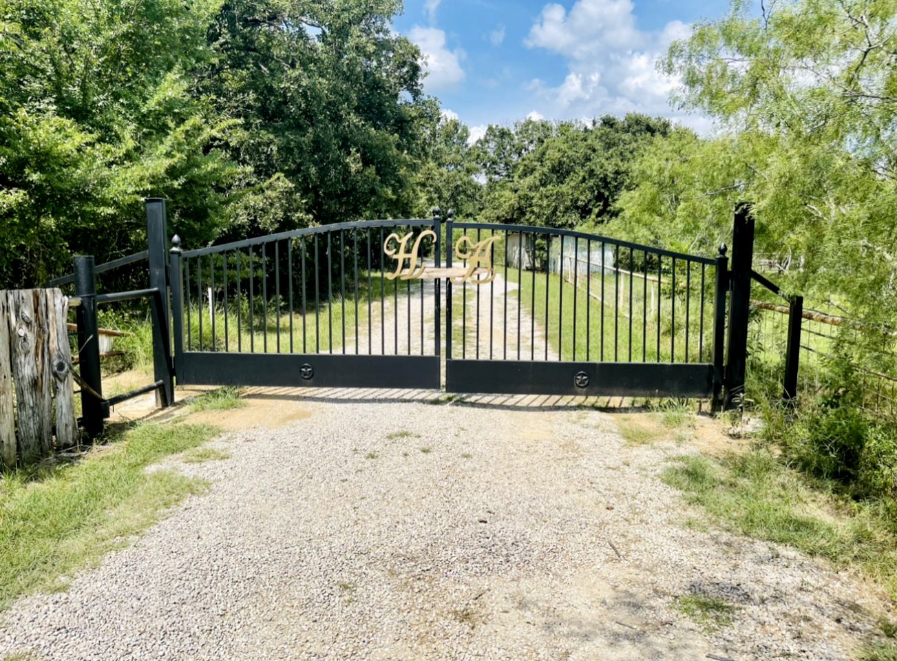 Secluded Glamping Lake House on 30 Acres, Ideal for Family and Friends in Streetman, Texas