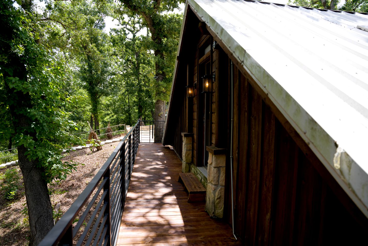 Secluded Glamping Lake House on 30 Acres, Ideal for Family and Friends in Streetman, Texas