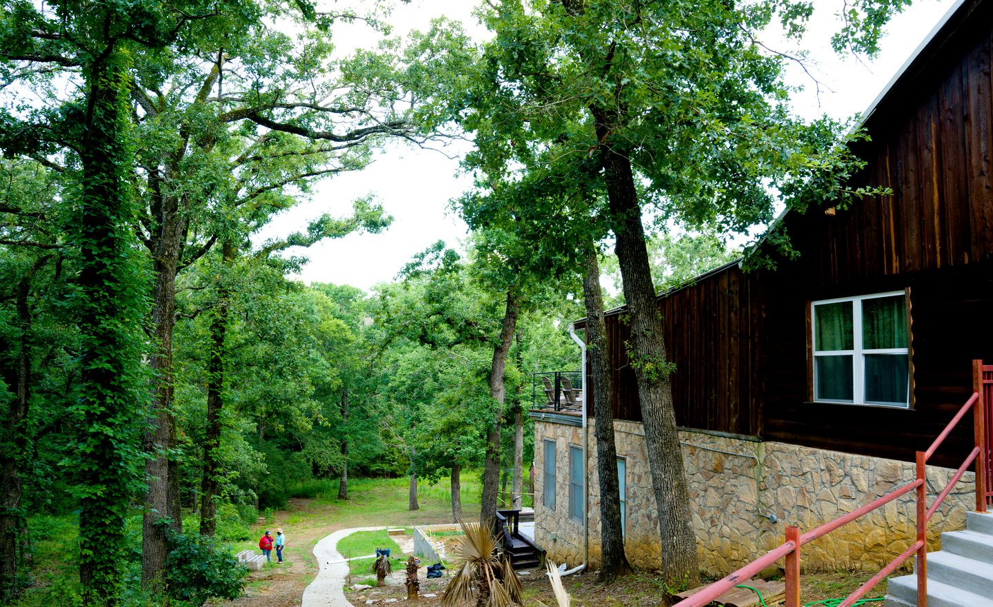 Secluded Glamping Lake House on 30 Acres, Ideal for Family and Friends in Streetman, Texas