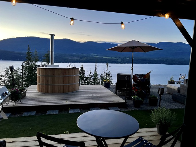 Domes (Canada, Blind Bay, British Columbia)