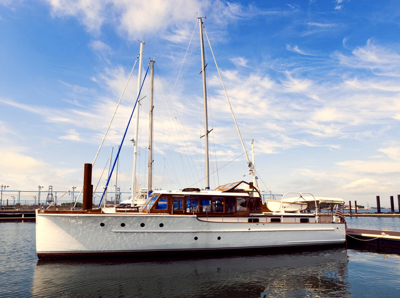 Stunning Yacht Rental in New York City, Perfect for Enjoying Views of the City