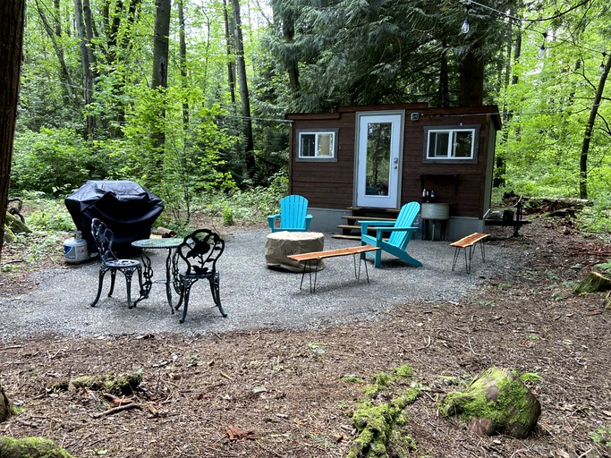 Family Style Glamping Vacation in Pet-Friendly Tiny House in Washington