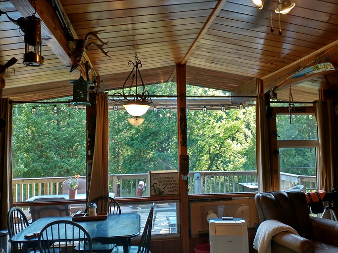 Cottages (Canada, Toronto, Ontario)
