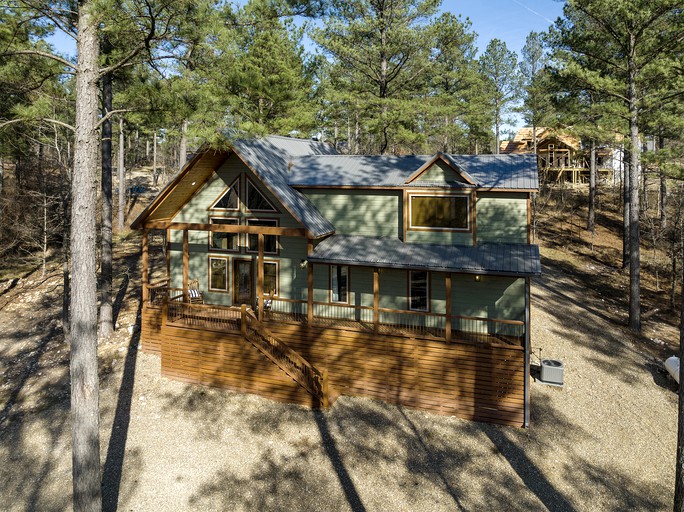 Glamping Getaway in Pet-Friendly Cabin in Broken Bow, Oklahoma