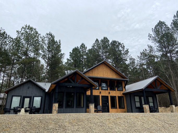 Spacious Log Cabin for Glamping Family Getaways in Broken Bow, Oklahoma